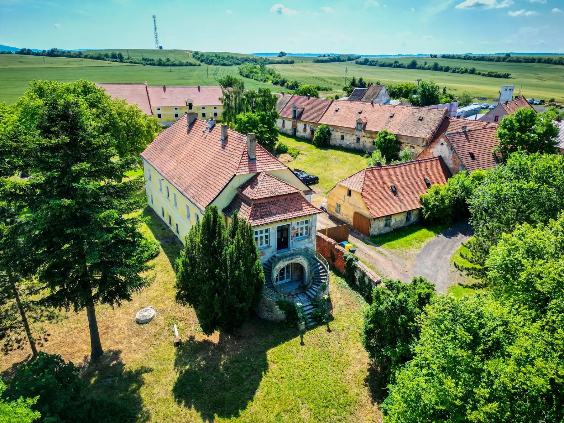 Immagini Tenuta con palazzo barocco a Milčeves