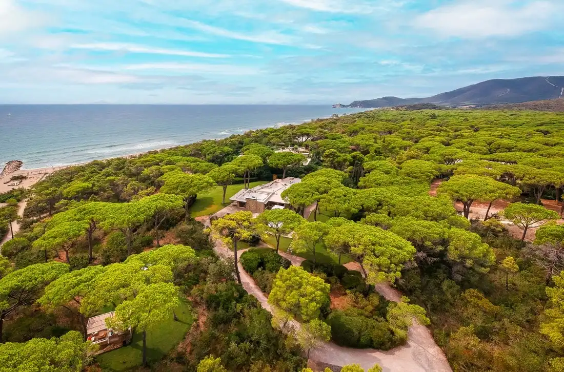 Immagini Villa con accesso privato alla spiaggia a Roccamare