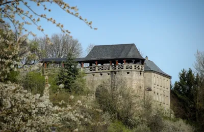 Schloss erwerben Bayern, Haupthaus mit Wehrgang und überdachter Terrasse