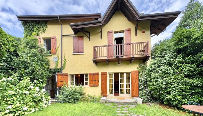 Kleine Villa mit Nebengebäude, Garten und Seeblick in Campino