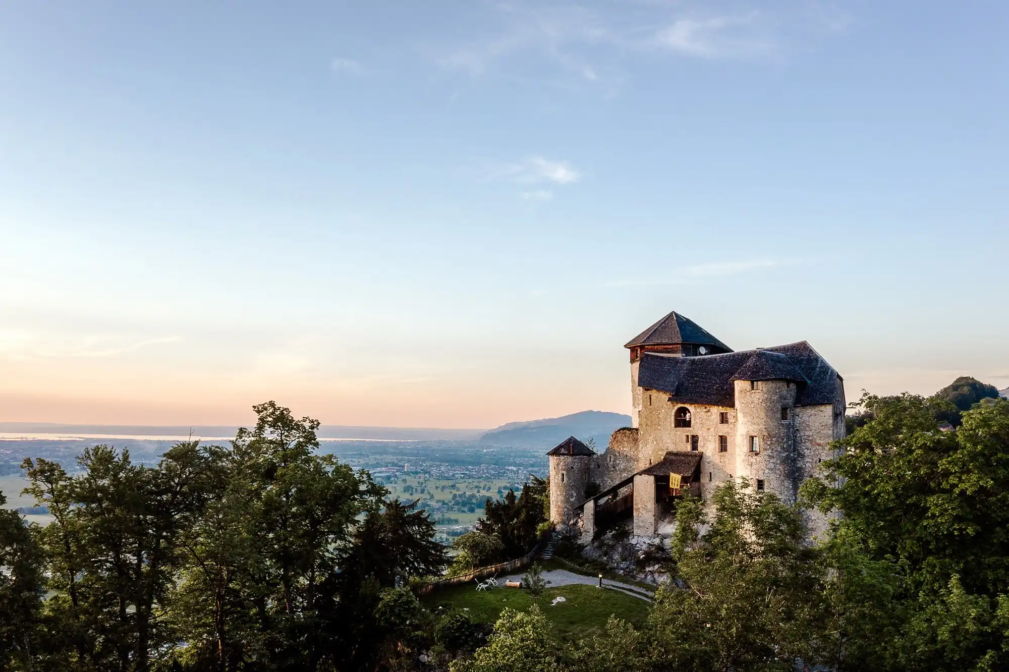 Fotos Schloss mit Blick auf die Schweizer Alpen bei Hohenems, Vorarlberg