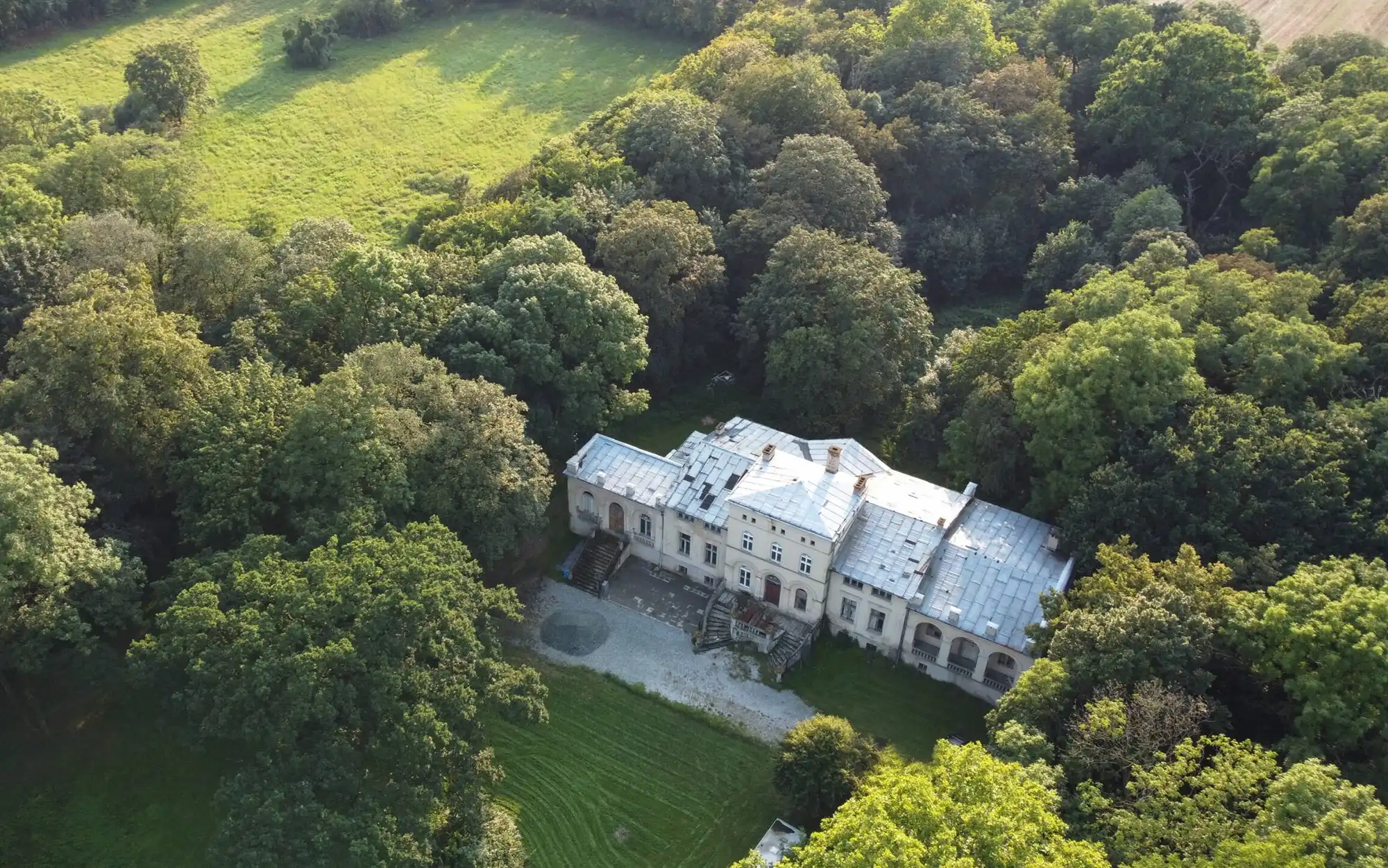 Fotos Herrenhaus auf 8-Hektaren-Parkgrundstück nahe Posen - Renovationsprojekt