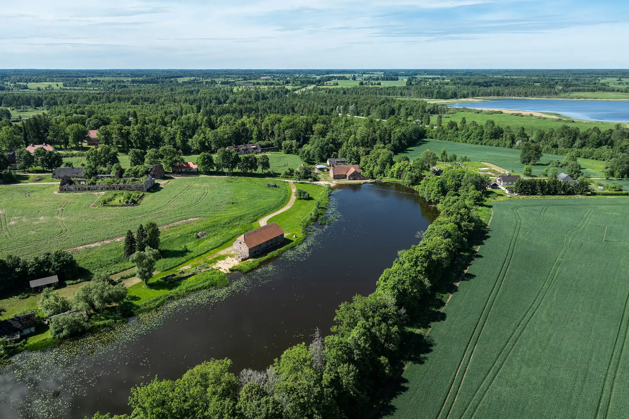 Fotos Projektenwicklung in Estland: Nebengebäude von Gut Euseküll, Lage direkt am See