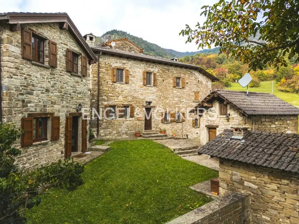 Immagini Corte in pietra del XVIII secolo nell’Appennino parmense