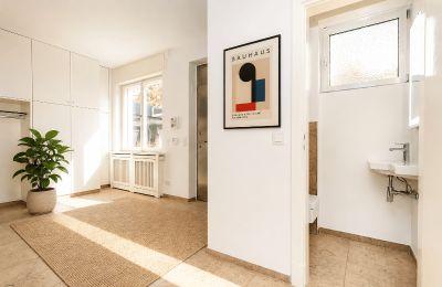Villa storica in vendita Berlin, Berlino, Entrée mit Einbauschränken und Gäste-WC visualisiert