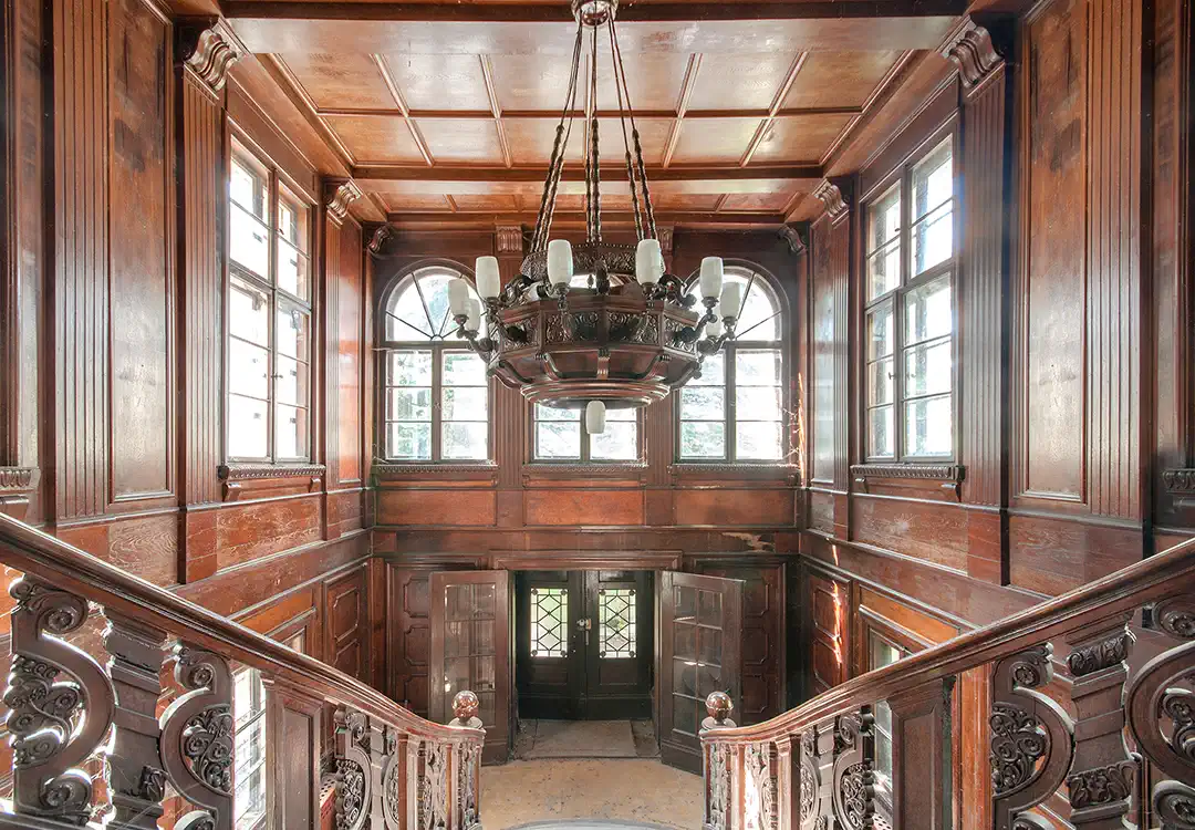 Eingangshalle mit viel verbautem Holz