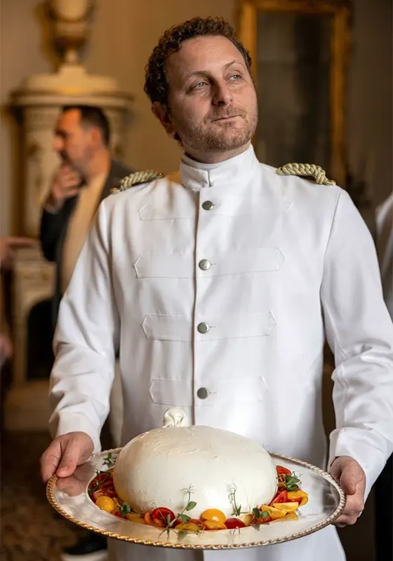 Camisa Essential, Kellner präsentiert eine grosse Burrata auf einer verzierten Silberplatte