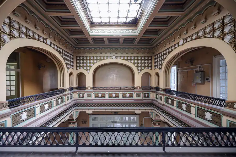 Zentralgalerie der Casa Băileșteanu mit Schmuckbögen, kunstvollen Geländern und Glasdach