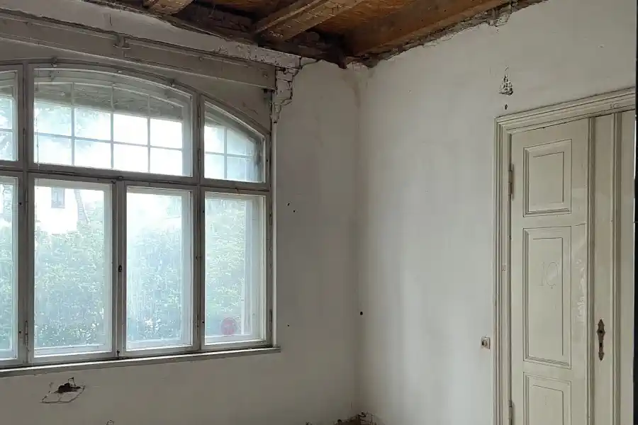 Historische Details Gründerzeitvilla: Große Bogenfenster und Zweiflügel-Türen