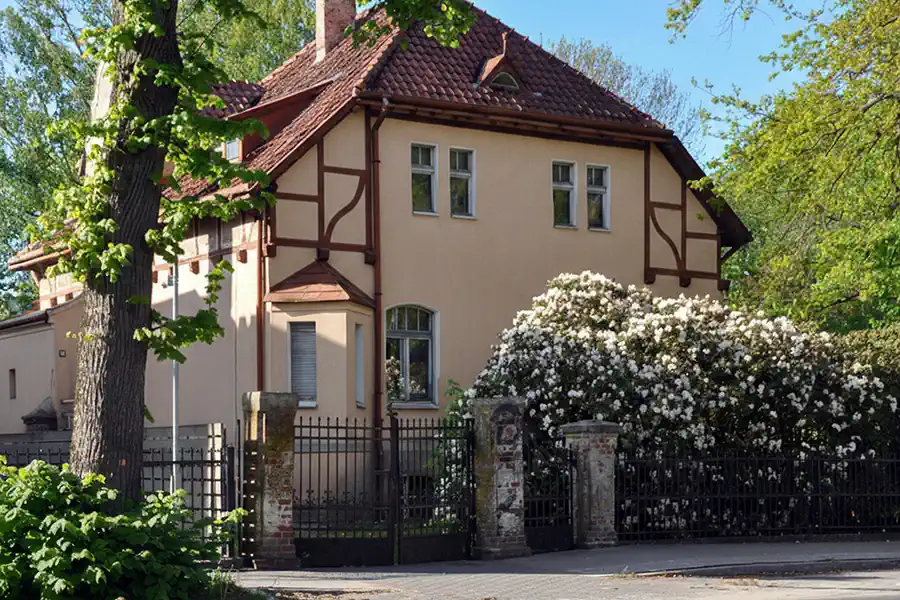 Außenansicht der Denkmalvilla in Koszalin im Sommer