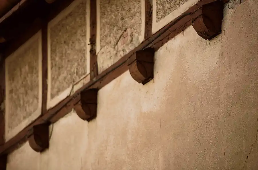 Fachwerkdetails der historischen Villa in Koszalin