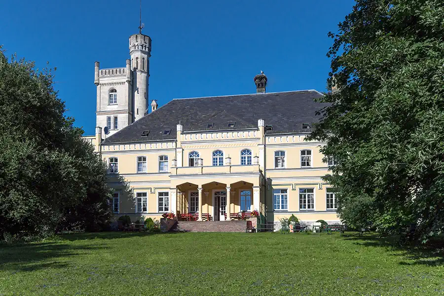 Herrenhaus in Pommern: Schloss Ribbekardt (Pałac w Rybokartach)