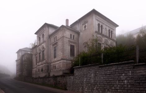 Schönheide, Hauptstraße - Schönheide im Erzgebirge: "Oschatz-Villen" - zwei baugleiche Villen, die obere wurde 2016 aufgrund massiven Hausschwammbefalls abgetragen