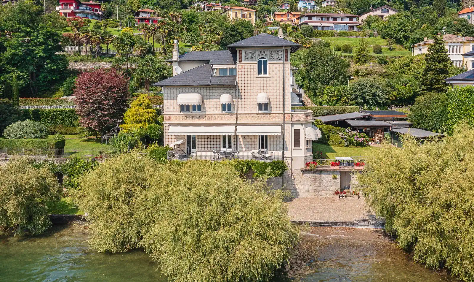 Villa Liberty sulle rive del lago
