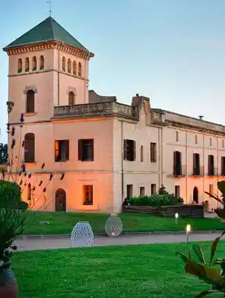 Historisches Anwesen mit Palast und Weinproduktion südlich von Barcelona, Spanien