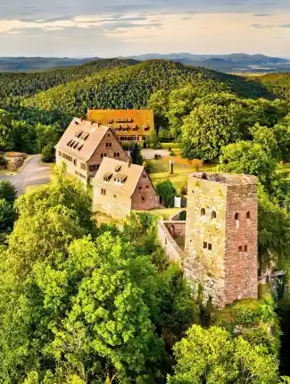 Burg im Elsass mit großem Waldgrundstück, 67330 Dossenheim-sur-Zinsel, Grand Est