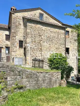 Restauriertes Steinhaus mit Panoramablick in mittelalterlichem Borgo, Val Baganza, Parma, Ravarano Castello, Emilia-Romagna