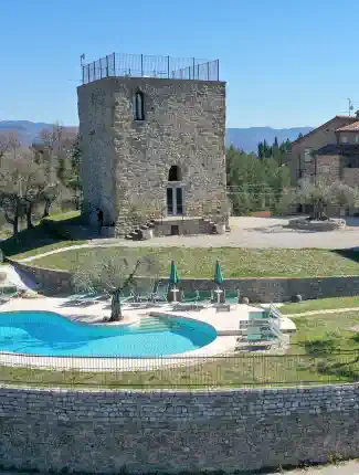 Anwesen mit mittelalterlichem Turm, zwei Steinhäuser, 4 Wohneinheiten, Pool und Olivenhain