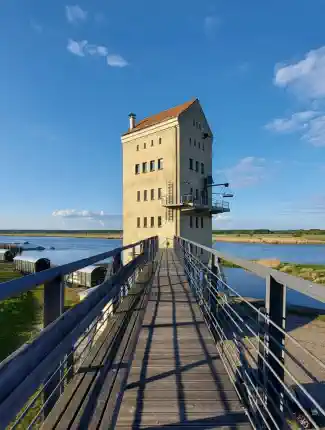 Historischer Verladeturm und Bahnwaggons an der schönen, blauen Oder zur gewerblichen oder privaten Nutzung, 15324 Groß Neuendorf, Brandenburg