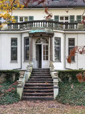 Wunderbare Villenetage mit großem Garten und Einliegerwohnung im Souterrain