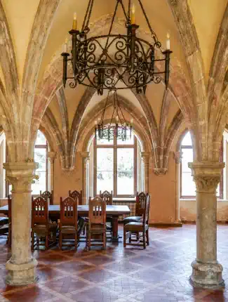 Ehemalige Abtei mit Kirche und Château - 84 Hektar pachtfreies Grundstück