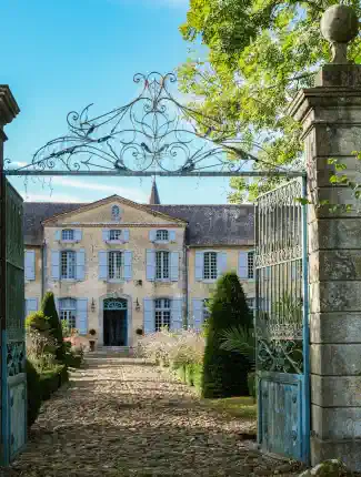 Château XVIIIe siècle au pied des Pyrénées avec jardins formels et dépendances, Pau, Nouvelle-Aquitaine
