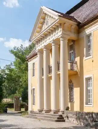 Barockes Herrenhaus mit klassizistischem Portikus in Strahwalde, Nähe Görlitz, 02747 Strahwalde, Sachsen