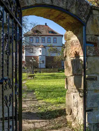 Exklusive Schlossanlage mit mehreren Gebäuden auf einem ca. 15 ha großem Gelände nördlich von Schwäbisch Gmünd, Baden-Württemberg