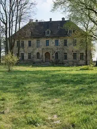 Gutshof Trattlau (Kostrzyna) in der polnisch-deutschen Grenzregion