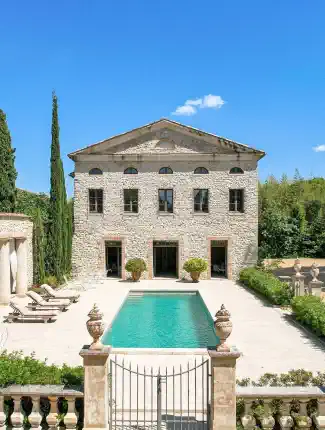 Château Monument Historique du XIVe siècle avec domaine de 7 hectares