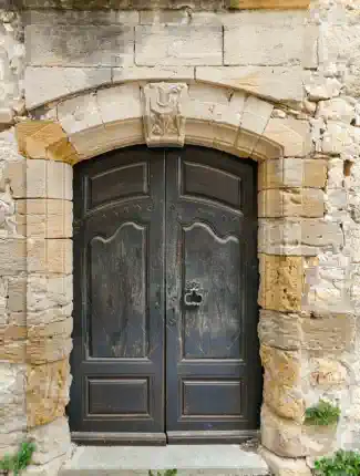 Restauriertes Dorfhaus mit historischen Details bei Uzès, Uzès, Okzitanien