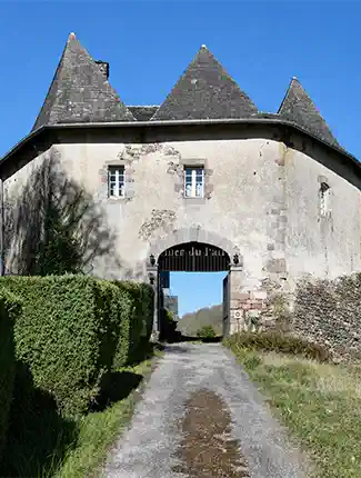 Teilweise restaurierte Burg in der Corrèze, Neu-Aquitanien, Neu-Aquitanien